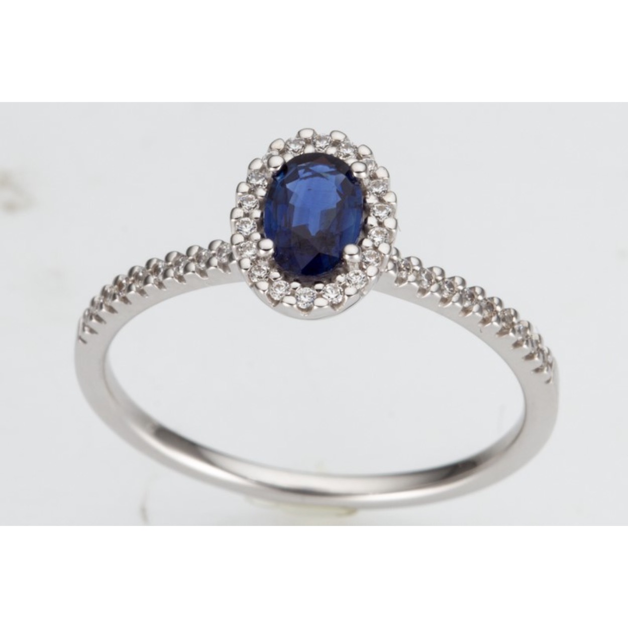 Wit gouden ring in 18 kt goud met blauwe saffier en briljant: 0,14 ct
De prijs kan variëren naargelang de goudprijs