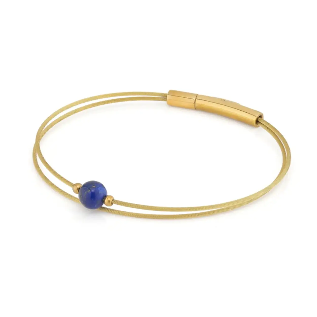 Deze armband maken wij van twee soepele draden, met lapis lazuli en twee kleine bolletjes van edelstaal en een gemakkelijke bajonetsluiting.  De armband Lapis Lazuli is de edelsteen voor positiviteit, vriendschappen en relaties. Het perfecte cadeautje dus!