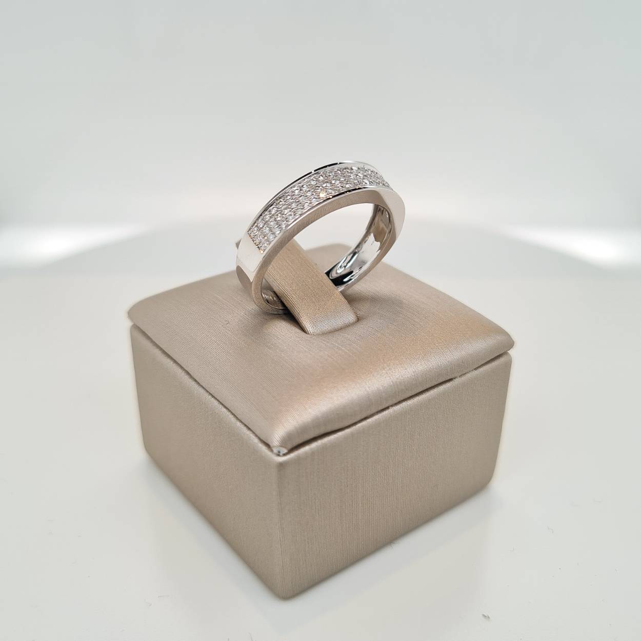 Prachtige 14krt witgouden ring met diamant 75-0,26crt H SI. De maat van de ring is 55 (17 1/2). Heeft u een andere maat neem dan gerust contact met ons op.