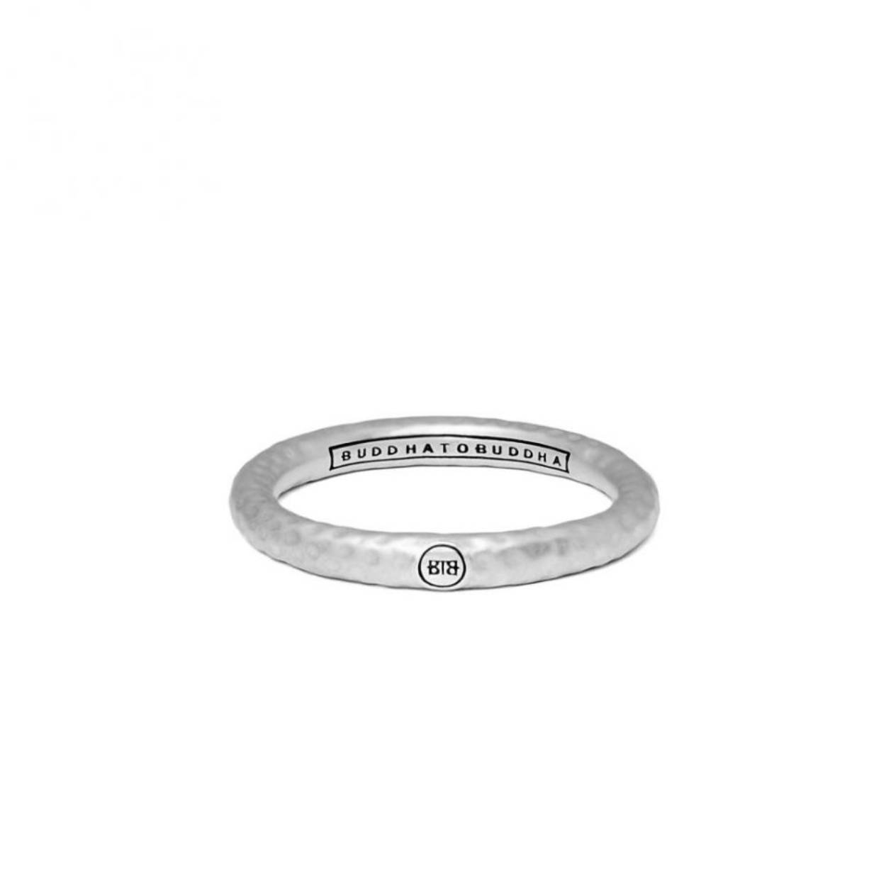 De Dunia ring is een verfijnde ring uit onze Refined collectie. De Dunia Hammered Matt is vervaardigd uit 925 sterling zilver en bestaat uit een matte gehamerde structuur. De ring laat zich perfect combineren met andere ringen uit de Dunia range. Deze ring valt in de categorie smalle ringen.