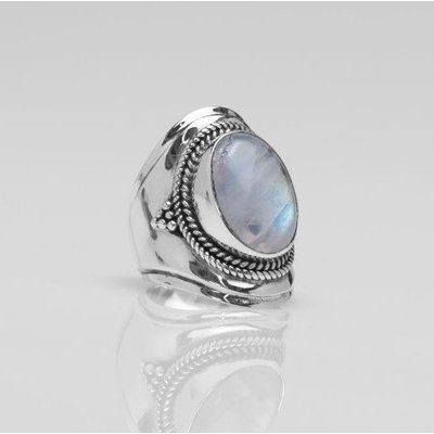 Handgemaakte zilveren ring met maansteen