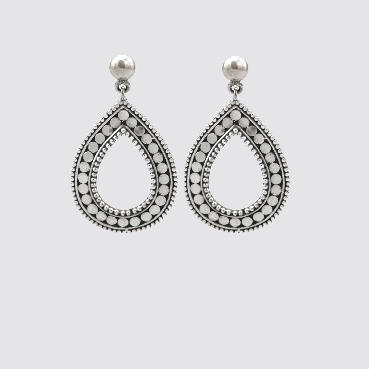 Handgemaakte zilveren oorhangers van het merk Ymala