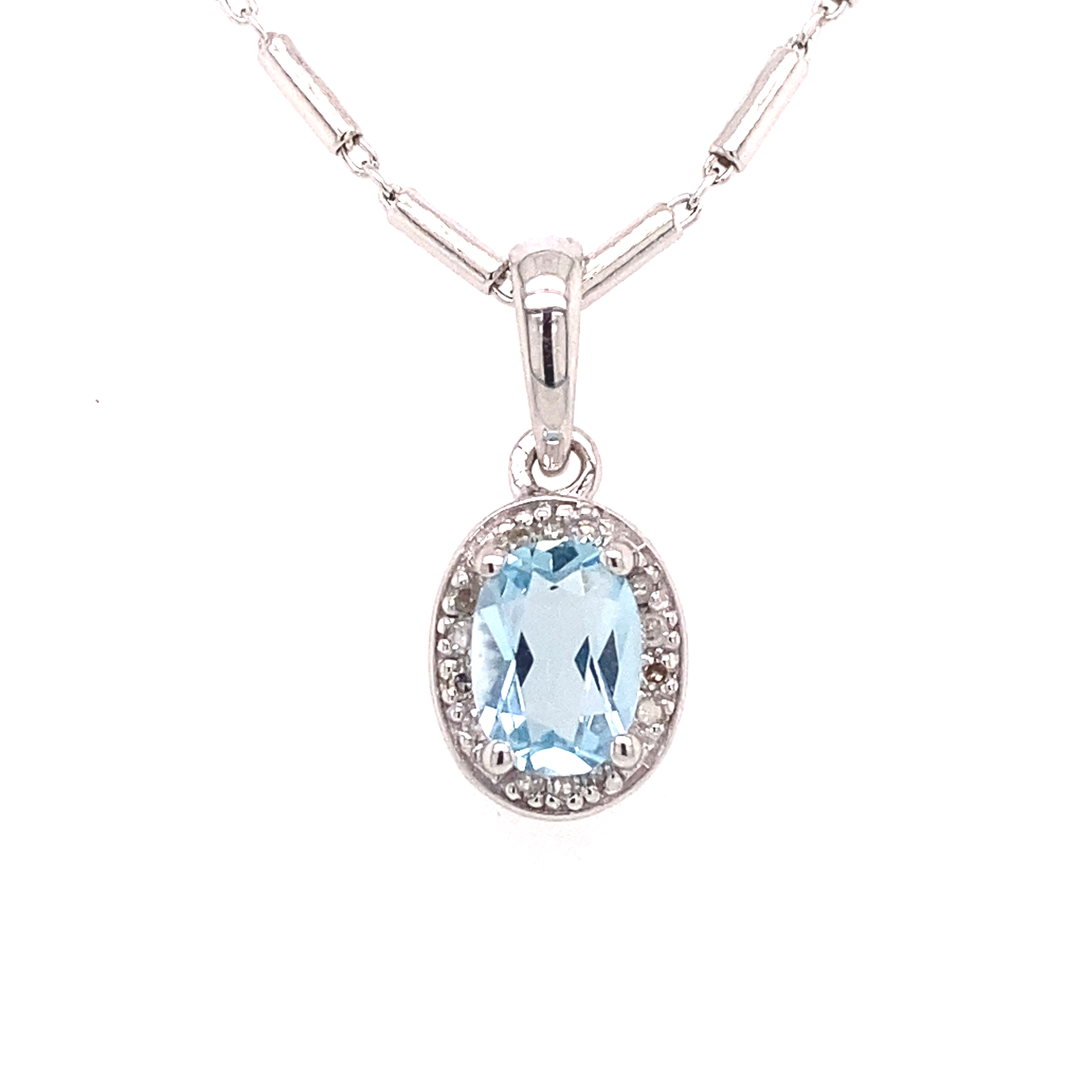 Deze witgouden hanger bevat een schitterende blauwe topaas met diamantjes rondom. De topaas is mooi lichtblauw van kleur, dit combineert bijzonder mooi met het witgoud.

Hanger GHABS047WRSM is een setje met oorstekers GOBS103WRSM.

Note: het kettinkje hoort niet bij de hanger, deze is enkel gebruikt voor de foto.