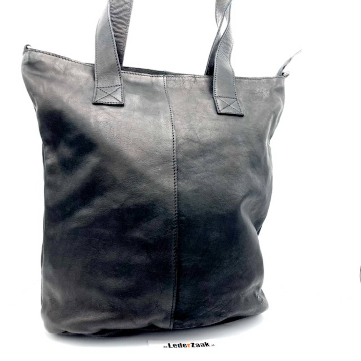 Heerlijk dragende shopper gemaakt van 100% soepel leer.					Slechts leeg 400 graam zwaar		
Lang te dragen door middel van een afneembare schouderriem en kort is natuurlijk ook mogelijk.							
Binnen vak voorzien van een rits			
Afmeting 36 x 30 x 12cm
