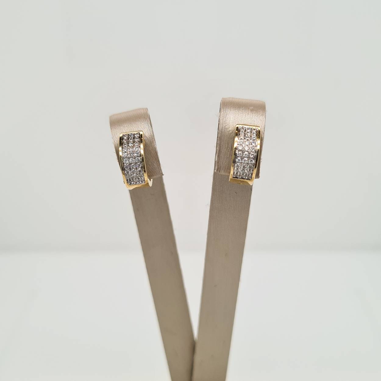 Prachtige 14 karaat gouden oorsieraden met diamant, 0.25crt. 
