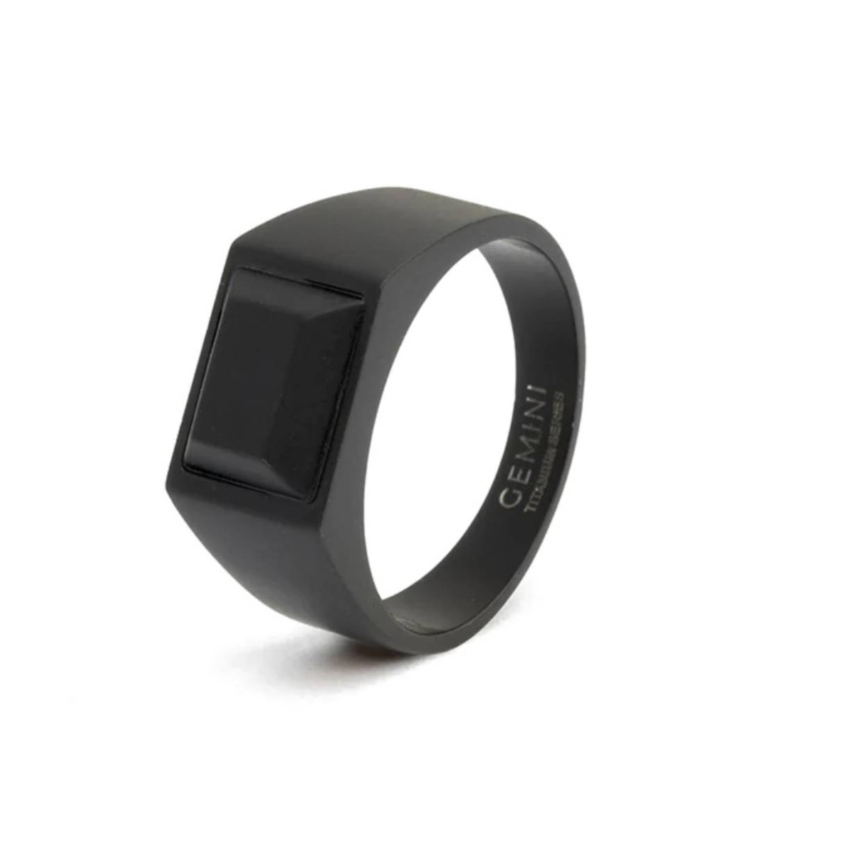 De Credo Black ring bestaat uit titanium en is afgewerkt met een custom zwarte Agaat steen. Agaat is een beschermende steen die voornamelijk voorkomt in de VS en Mexico. Zijn beschermende kracht zorgt voor innerlijke stabiliteit, rust en volwassenheid.

Waarom hebben we voor titanium gekozen?
- Het is vederlicht
- Het is supersterk
- Het is een exclusief materiaal dat ook wordt gebruikt in raceauto's, motorboten en ruimtevaart

De ring heeft een comfortabele pasvorm en is zeer comfortabel om te dragen. Door het lichtgewicht titanium draag je deze ring zonder problemen dag in dag uit.

De naam 'Credo' is afgeleid van het Latijn en betekent 'ergens in geloven'. Waar geloof jij heilig in? Neem deze ring mee op je verste avonturen en draag hem zorgeloos bij alles wat je doet.
