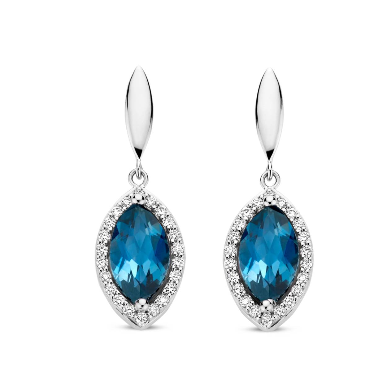 Etna oorringen in 18 Kt wit goud met London Blue topaas en diamanten.

44Diamant(en) briljant slijpsel0.16 ct
2Topaas London blue1.58 ct