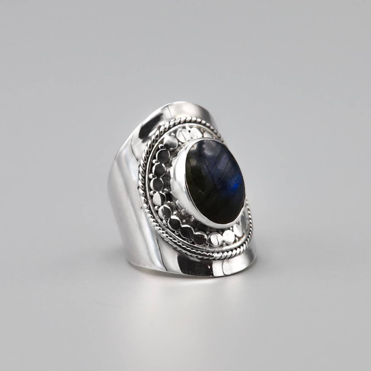 Deze Ymala ring is met veel passie ontworpen door Bas Verdonk en vervaardigd op Bali. De handgemaakte ring bestaat volledig uit 925 zilver met een gezette labradoriet edelsteen. Deze steen is meestal grijs of groen van kleur, maar kan ook transparant goud geel zijn.
 

Inspire your Mind!

 
Let op: edelstenen zijn uniek. Dit houdt in dat de kleuren kunnen afwijken van de foto.