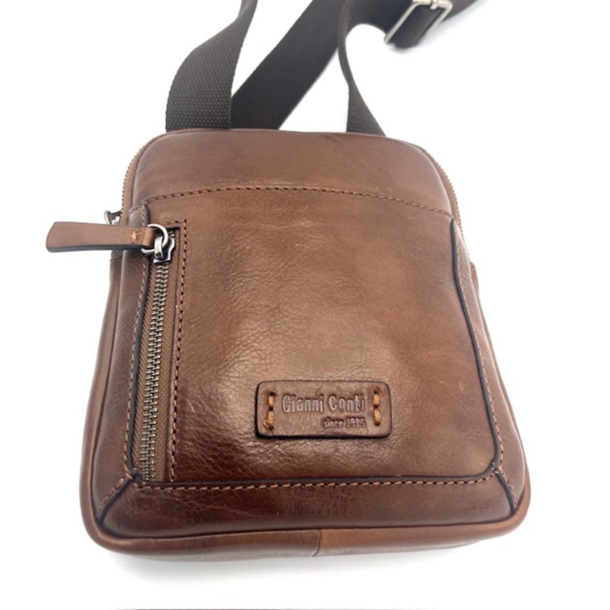 
Italiaanse Klasse in een Compact Design &ndash; Stijlvolle Leren Herentas van Rundleer

Ben je op zoek naar een functionele &eacute;n stijlvolle leren herentas die moeiteloos past bij elke gelegenheid? Deze hoogwaardige Italiaanse schoudertas voor heren, vervaardigd van soepel en duurzaam rundleer, biedt de perfecte combinatie van elegantie, gebruiksgemak en vakmanschap. Dankzij het compacte ontwerp en de brede, comfortabel draagbare schouderriem is deze tas ideaal voor dagelijks gebruik, werk, reizen of een citytrip.

Premium Italiaans Rundleer

Gemaakt van hoogwaardig, soepel rundleer en volledig geproduceerd in Itali&euml;. Het ruitvormig gevoerde interieur geeft de tas een luxe uitstraling en beschermt je persoonlijke items optimaal.

Praktisch & Veilig Ontwerp

Deze leren crossbody tas voor heren is ontworpen met meerdere slimme opbergvakken en veilige ritssluitingen:

Toprits voor een veilige en snelle toegang tot het hoofdvak

Voorvak met blinde sluiting &eacute;n extra ritsvak aan de voorzijde

Achtervak met rits voor essentials die je direct bij de hand wilt hebben

Hoofdvak voorzien van:

Twee handige steekvakken

E&eacute;n extra ritsvak voor waardevolle spullen

Afmetingen

Hoogte: 28 cm

Breedte: 23 cm

Diepte: 5 cm

Compact, overzichtelijk en perfect georganiseerd &ndash; precies wat een moderne man nodig heeft.

Waarom kiezen voor deze Italiaanse herentas?

100% Italiaans vakmanschap

Vervaardigd van duurzaam, soepel rundleer

Stijlvol, compact en praktisch ontwerp

Ideaal als dagelijkse werktas, travel bag, schoudertas of crossbody tas voor heren

Perfect voor de man die kwaliteit, stijl en functionaliteit waardeert

Functioneel, stijlvol en authentiek Italiaans &ndash; de perfecte leren herentas voor de moderne man met oog voor detail.