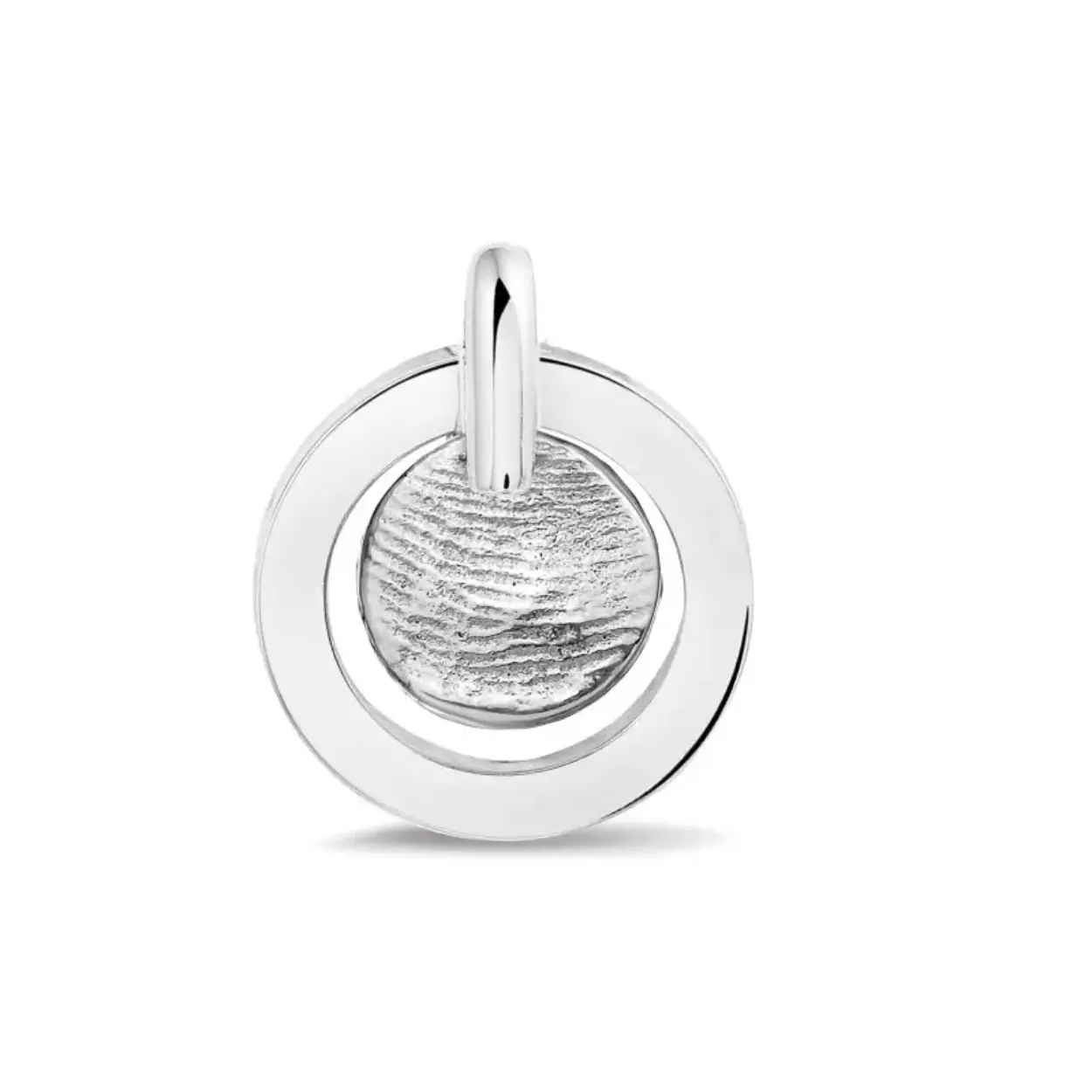 Vingerafdruk-hanger met gladde rand waar eventueel aan de achterkant as in verwerkt kan worden. Deze hanger en prijs is gebaseerd op een vingerafdrukje gemaakt in was. Daarin ziet u ook het duwen van de vinger in de was, wat een mooi resultaat geeft door het reli&euml;f. Mocht de was- afdruk bestaan uit wat te veel materiaal aan de randen, dan zullen we hier wat van moeten weghalen. De werkelijke vingerafdruk blijft hierbij intact. Dit zullen we altijd in overleg doen.

Heeft u geen was-afdruk maar een vingerafdruk van inkt op papier of een digitale scan? Geen probleem; ook deze kunnen we toepassen echter geldt er dan wel een meerprijs.

Was-afdruk
Een wasafdruk wordt nog wel eens door de uitvaartondernemer gemaakt. Ook wij hebben deze wasbolletjes voorhanden. Met was kun je een mooie organische vorm verkrijgen waar ook echt het duwen van de vinger in de hanger te zien is. Dit geeft het gevoel nog dichter bij uw dierbare te zijn.

Dubbelzijdige afdruk
Heeft u wel eens gedacht aan een dubbelzijdige vingerafdruk? Door de vingers van u en uw dierbare tegelijkertijd in de was te duwen verkrijgt u een dubbelzijdige vingerafdruk die de connectie van u beiden kan vastleggen in een sieraad. Dit kan eventueel ook wanneer er al eerder een wasafdruk gemaakt is en u later een vingerafdruk in inkt maakt. Wij kunnen dan uw vingerafdruk op de gegoten vingerafdruk-hanger maken zodat u op die manier toch beiden uw vingerafdrukken in het sieraad heeft staan.

Het vullen met as is niet bij de prijs inbegrepen.