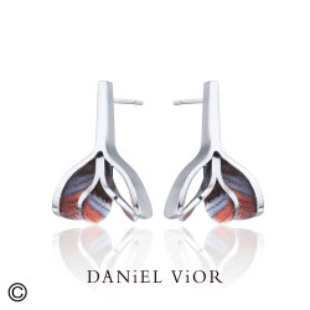 oorhangers BROT van Daniel Vior, gemaakt van gerhodineerd zilver met blauw/rood emaille