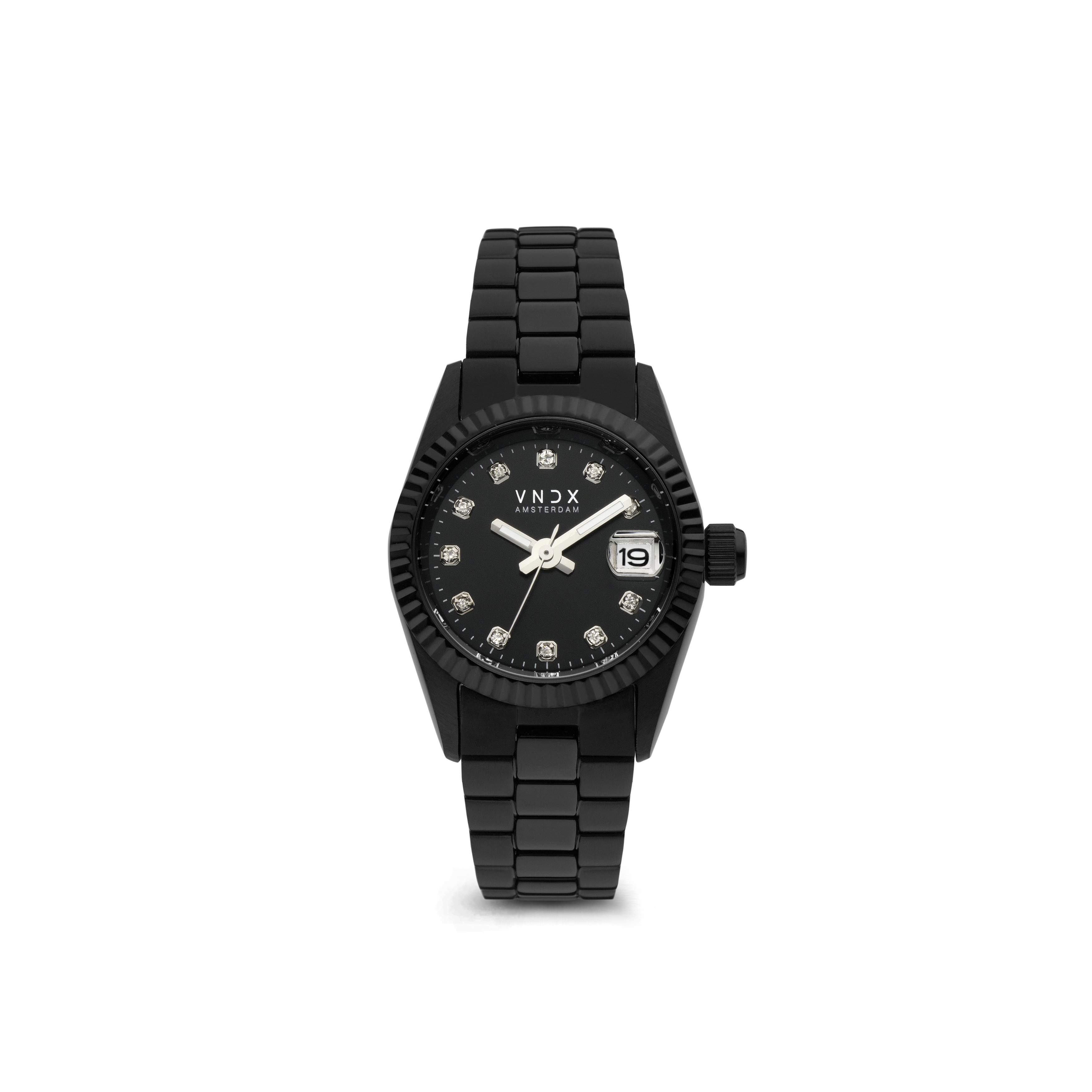 De Dare Devil XS Zwart, het meest gedetailleerde horloge van VNDX Amsterdam. Haar subtiele kast van 26 mm maakt haar een perfect accessoire om te combineren met je favoriete sieraden. Haar stoere zwarte schakelband zorgt ervoor dat je Dare Devil eenvoudig op maat te maken is. 

De schitterende zwarte wijzerplaat sprankelt net als jij, de index van Swarovski steentjes laat je zien hoe GROOT, klein kan zijn! Naast de sprankelende Swarovski steentjes is de Dare Devil voorzien van een datumaanduiding, zo ben je nooit te laat voor een feestje, afspraak of deadline.

Ben jij graag actief in de nachtelijke uurtjes? Zelfs dan is de Dare Devil het perfecte horloge. Ze is voorzien van lichtgevende wijzers, dit zorgt voor een “Glow in the dark” effect. Zo zorgt je Dare Devil ervoor dat jij Never too late bent!

Wees jezelf, Creer je eigen stijl en kies je eigen pad! Just be a Dare Devil, It’s Never Too Late!