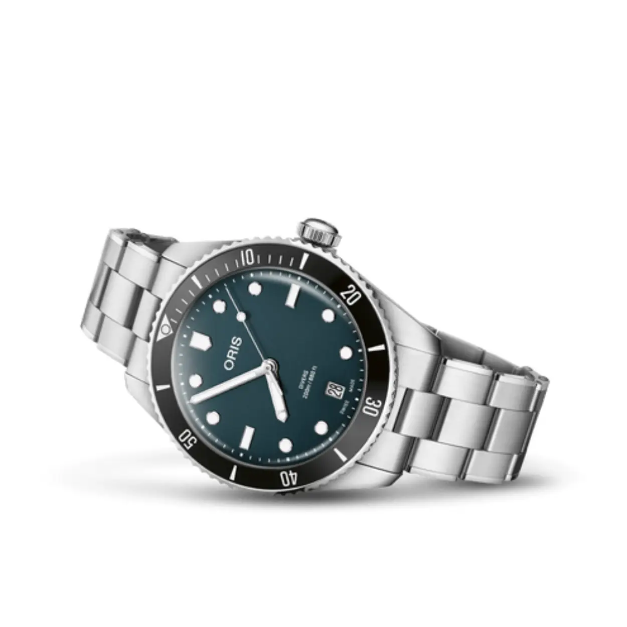 Oris Divers Date Re-Design 01 733 7795 4055-SET is een vernieuwd duikhorloge met een eigentijds en toch tijdloos design. Geïnspireerd door de rijke duiktraditie van Oris, is de waterbestendigheid van dit horloge verbeterd tot 200 meter / 20 atm, wat ook tot uiting komt in de naam die in een nieuw lettertype op de wijzerplaat is gedrukt: "Divers". Het saffierglas heeft een nieuwe bolle vorm en het horloge is voorzien van een keramische lunette, cijfers, indexen en kleuren.

De Oris Divers Date Re-Design 01 733 7795 4055-SET heeft een roestvrijstalen kast van 39 mm breed en 11 mm dik, een Zwitsers automatisch uurwerk, krasbestendig, bol saffierglas met antireflectiecoating, een datumwijzerplaat op 6 uur en lichtgevende wijzers en indexen voor zichtbaarheid in het donker. Het horloge wordt geleverd met twee banden met een verbeterd snelwisselmechanisme (geen apart gereedschap nodig); Een roestvrijstalen band en een zwarte rubberen Tropic-band met een gestructureerd oppervlak voor flexibiliteit en ademend vermogen bij gebruik onder water en buitenshuis. De breedte van de bandjes op het bevestigingspunt is 20 mm.