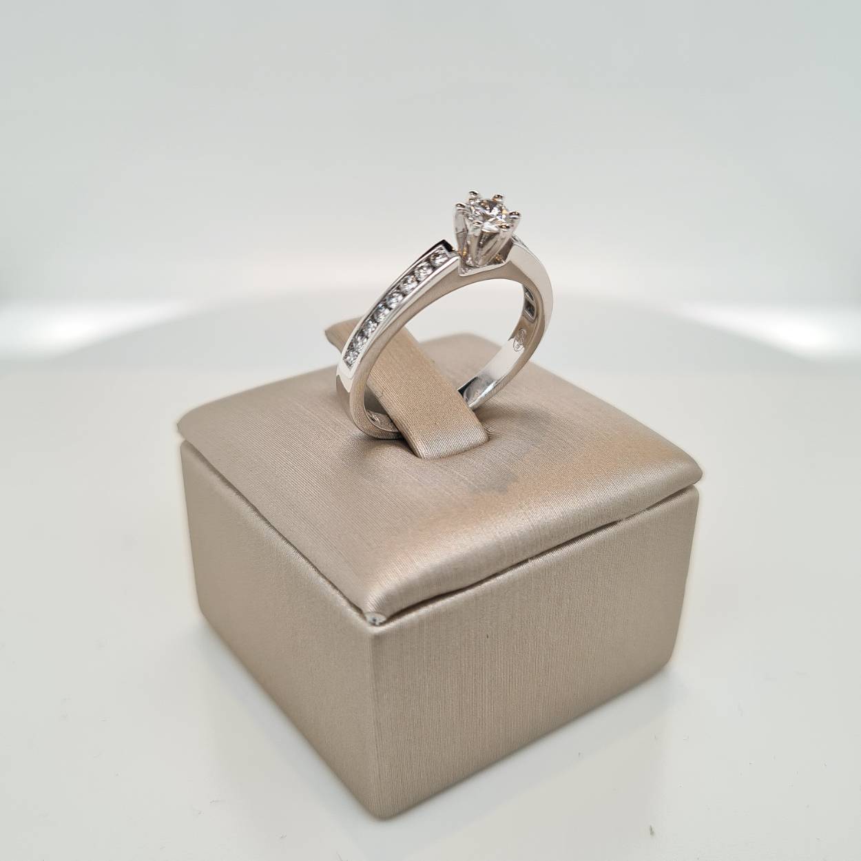 Prachtige 18krt witgouden ring met diamant 0,47crt. De maat van de ring is 54 (17 1/4). Heeft u een andere maat neem dan gerust contact met ons op.