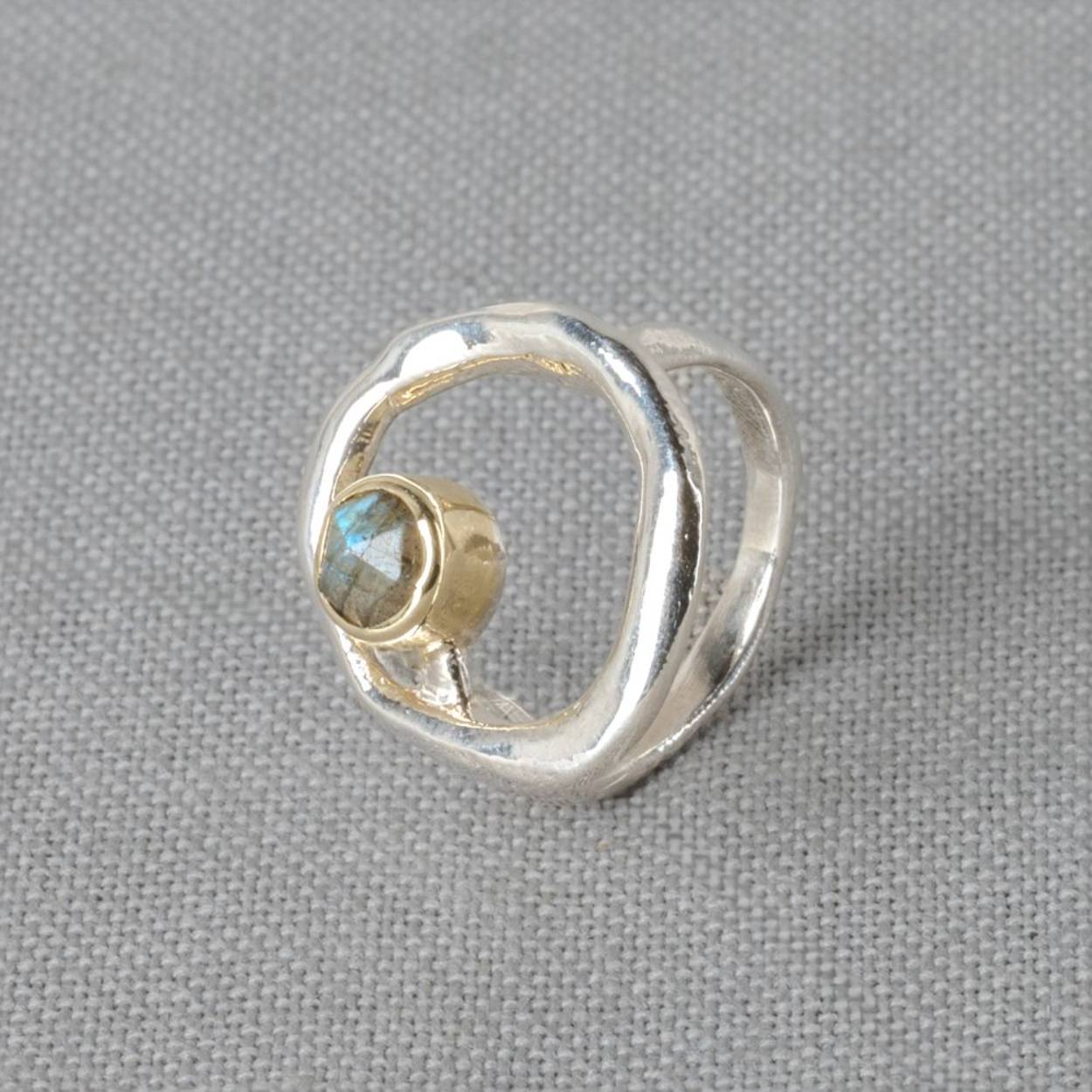 Ring gemaakt van 925 sterling zilver in combinatie met een 9 karaat facet met daarin de edelsteen Labradoriet.