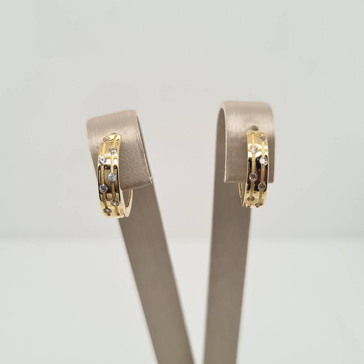 Prachtige 14 karaat gouden oorbellen met zirkonia. 