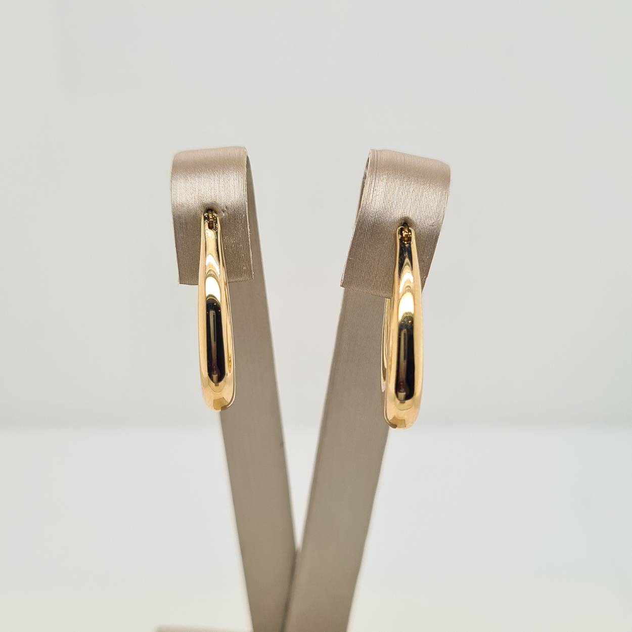 Trendy 14krt geelgouden creolen met bolle buis en stevige hefboomsluiting. De creolen hebben een afmeting van 20x13mm en zijn poli afgewerkt.