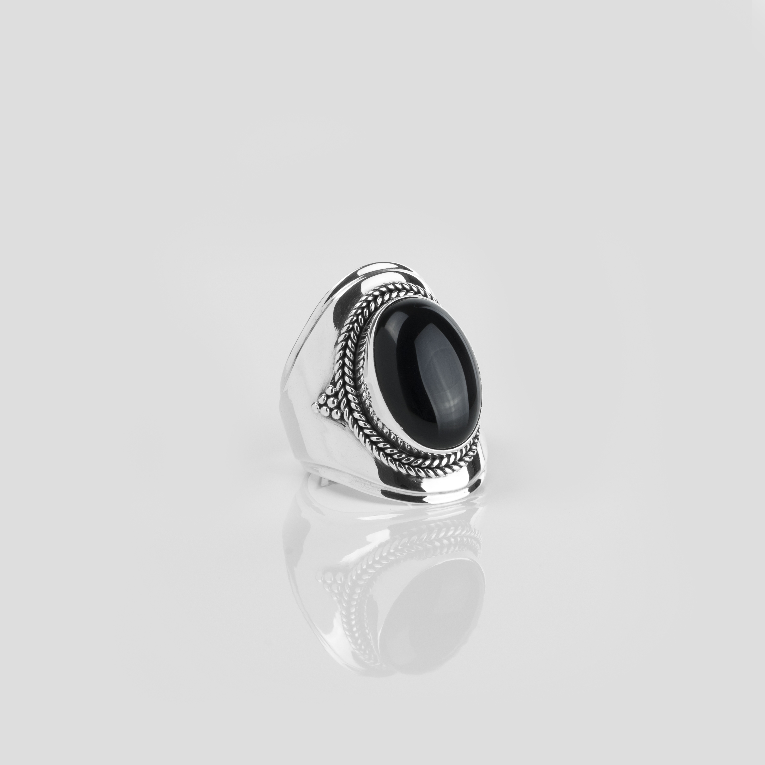 Deze Ymala ring is met veel passie ontworpen door Bas Verdonk en vervaardigd op Bali. De handgemaakte ring bestaat volledig uit 925 zilver met een gezette onyx edelsteen. Deze edelsteen is diepzwart van kleur.

 

Inspire your Mind!

 

Let op: edelstenen zijn uniek. Dit houdt in dat de kleuren kunnen afwijken van de foto.