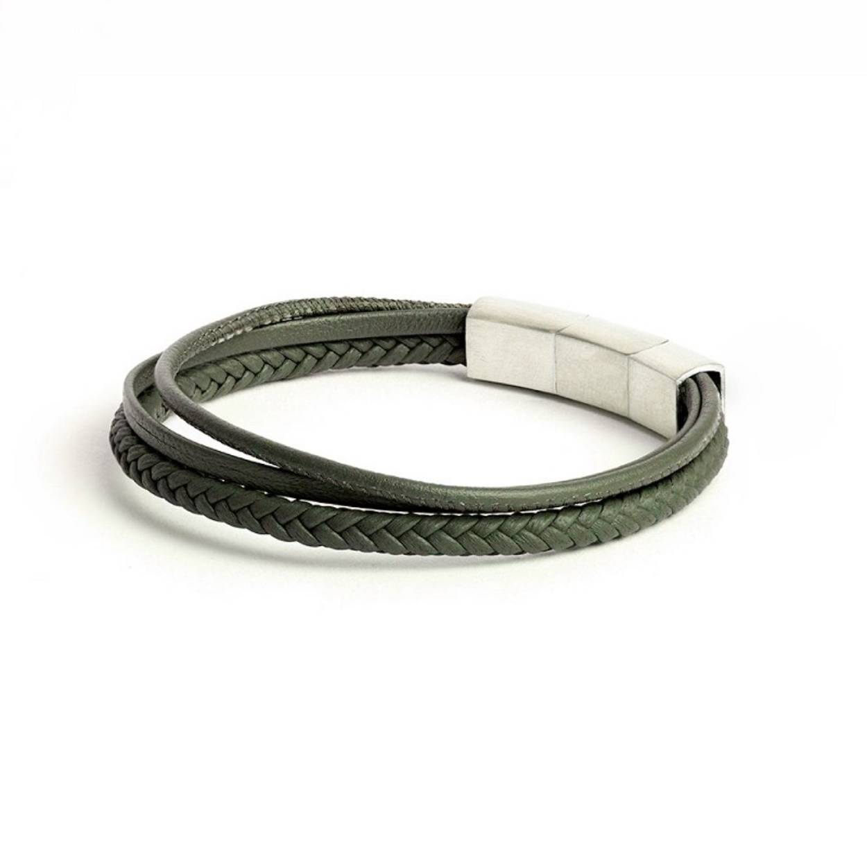 De Arte Green armband is volledig gemaakt van hoogwaardig Italiaans nappaleer en gepolijste zilveren roestvrijstalen elementen. Het Italiaanse leer is ongelooflijk soepel en zacht op je huid. Hij is afgewerkt met een roestvrijstalen sluiting en is verstelbaar van maat 19,5 tot 21 cm