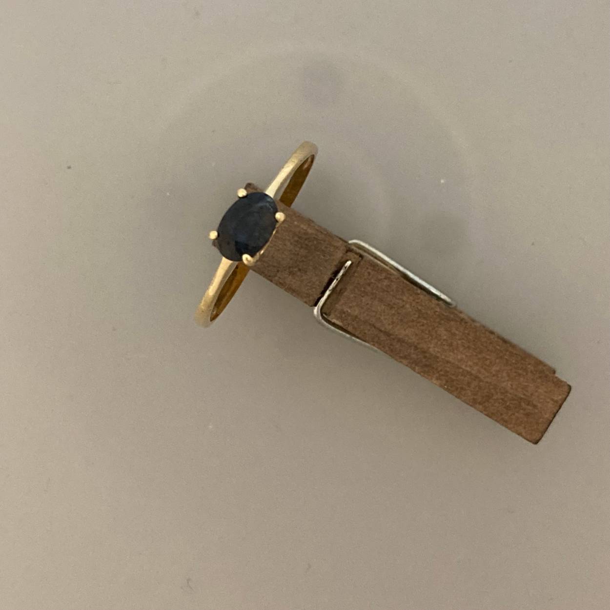 14K gouden ring met saffier (deel van set).
