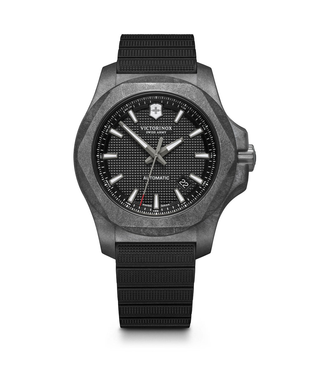Dit Victorinox I.N.O.X. Carbon Mechanical 241866.1 herenhorloge bestaat uit een donkergrijze ruimte-getest carbon-composiet
kast en en zwarte rubberen band. Dankzij de hoogwaardige kast en het saffierglas is dit uurwerk uiterst krasbestendig.