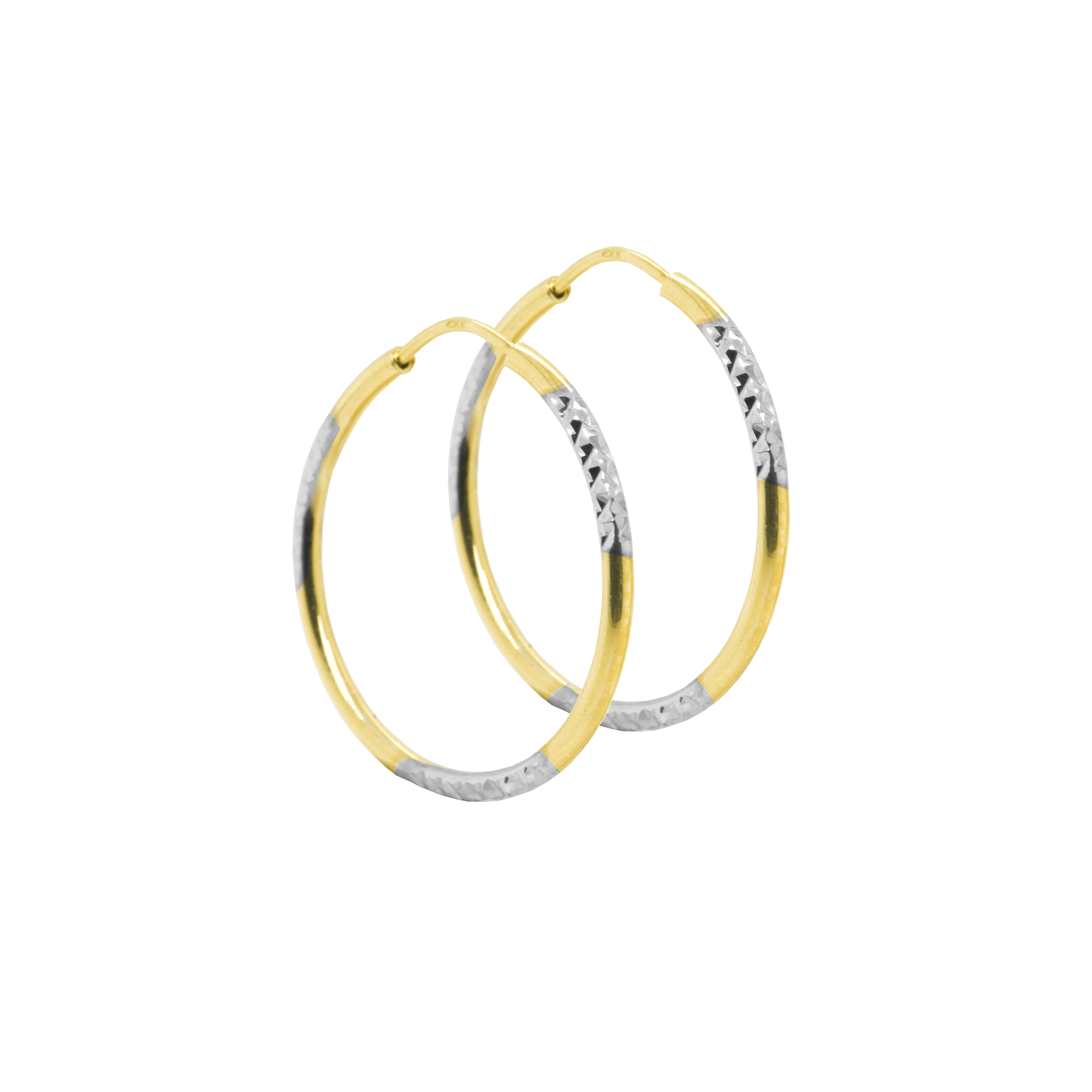 Deze bicolor gouden oorringen zijn bijzonder bewerkt. Het geelgoud is glad gepolijst en aan iedere zijde zitten drie witgouden vlakken welke op bijzondere wijze bewerkt zijn. De oorringen hebben een rustige en elegante uitstraling en zijn rond van vorm.