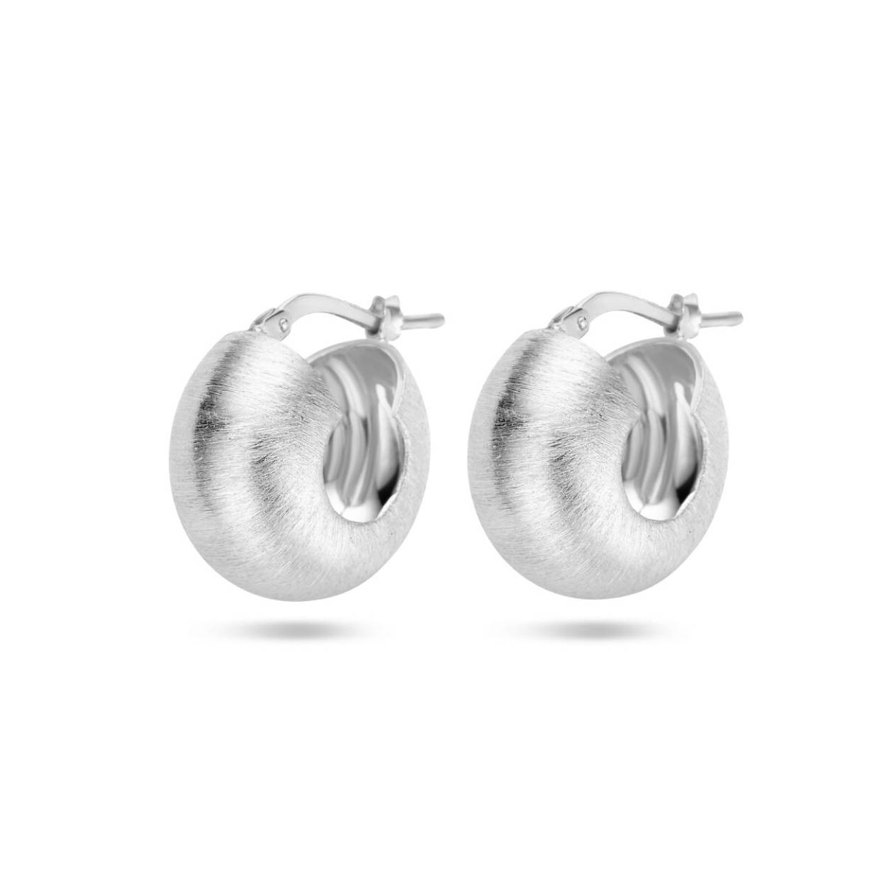 Gerhodineerd 925 zilveren gescratcht oorringen met een diameter van 18mm.
