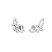 Rabinovich Sterling zilveren Rabinovich oorstekers Artistic Bunch. Deze oorknopjes bevatten 2 en 2,5 mm blauwe topaas. Deze sierlijke oorknoppen zijn uitstekend te combineren met de sieraden uit Rabinovich collectie.
Rabinovich sieraden kenmerken zich door de prachtige eenvoudige en stijlvolle ontwerpen. Rabinovich is een klassiek en persoonlijk Deens sieradenmerk en onderscheidt zich door gebruik te maken van echte edelstenen in combinatie met zilver, verguld zilver en zilver met gouden elementen. Daarbij wordt er gebruik gemaakt van strakke en ronde vormen en verschillende kleuren parels en stenen. Het zilver wordt op dusdanige manieren gebruikt dat het niet alleen de bekende glanzende zilverkleur heeft, er wordt ook veelvuldig gebruik gemaakt van geoxideerd zilver wat de prachtige vaak wat wat meer matte zwart zilveren kleur oplevert. De passie van Rabinovich? Dromen vastleggen, gedachten te grijpen en beide omzetten in mooie en vrouwelijke sieraden. Let op: Deze zuivere, natuurlijke materialen zijn volstrekt uniek. Ze verschillen in kleur en hebben unieke insluitsels en kenmerken waaraan hun ouderdom en natuurlijke schoonheid te zien zijn.