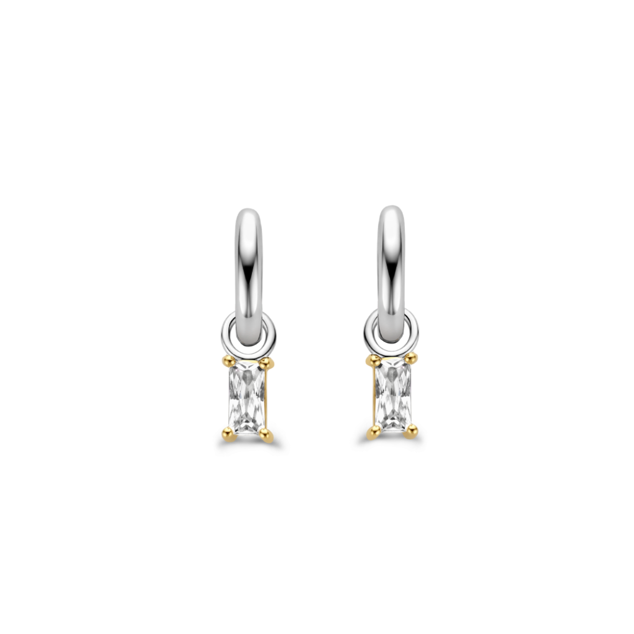 De twee kleine witte cubic zirconia stenen van deze TI SENTO - Milano gold-plated zilveren oorbellen 7866ZY zijn bevestigd in een gold-plated prong zetting. De stijlvolle zilveren hoepels zijn vervaardigd uit 925 sterling zilver en gecoat met een laagje rhodium om ze te beschermen en hun glans te behouden. Creëer een stijlvolle ear-party en draag ze als setje met andere hoepeloorbellen en studs.