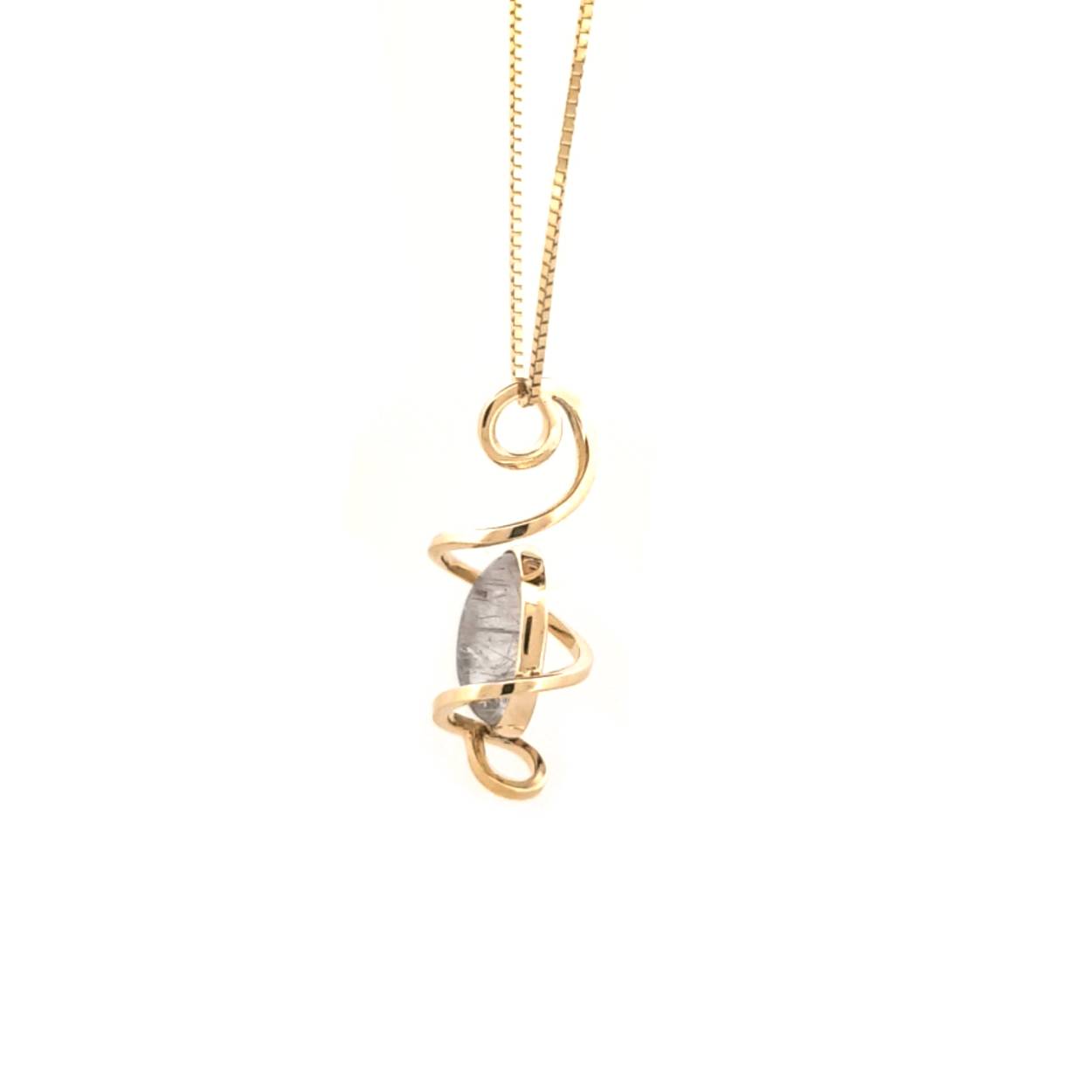 Onze bekende Twist hanger maar dan anders(om).

Sierlijke verfijnde draden laten deze ontwerpen voor zichzelf spreken. De twee banen van zilver en goud vormen samen een prachtig en open geheel. Met een letterlijke twist zijn deze sieraden goed draagbaar en makkelijk te combineren. Een energieke twist van sierlijkheid die jou laat stralen. Elk sieraad wordt met de hand gemaakt in ons eigen atelier en ontstaat spontaan op gevoel. Jouw Twist is dus altijd uniek.

Deze hanger wordt los verkocht maar we adviseren haar met een bijpassende ketting/spang van zilver of goud met een lengte van 45cm.

Maak een afspraak en kom deze sierlijke hanger eens passen! Of bestel haar gelijk, dan sturen we deze mooi verpakt naar je toe.