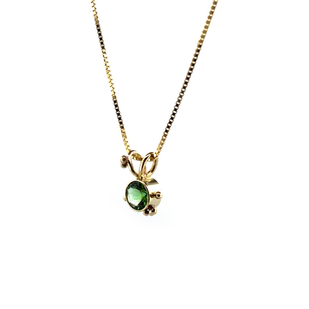 Nieuw in het atelier hebben wij onze gouden hanger met een peridot. Het minimalistische design zorgt ervoor dat je deze ketting bij elke look kan dragen. Deze prachtige peridot heeft een mooie helder groene kleur. Door de geelgouden zetting met de kleine bolletjes wordt dit sieraad een eyecatcher van jouw look. Deze hanger hoort bij een set met oorstekers en een ring.

Deze hanger wordt los verkocht of wil je er een bijpassende ketting van geelgoud bij bestellen?

In al onze sieraden kunnen wij verschillende edelstenen zetten. De verschillende kleuren van de edelstenen kunnen namelijk een hanger compleet veranderen. Alles is mogelijk! Laat ons weten wat jouw favoriete kleur is en wij kijken wat de mogelijkheden zijn.