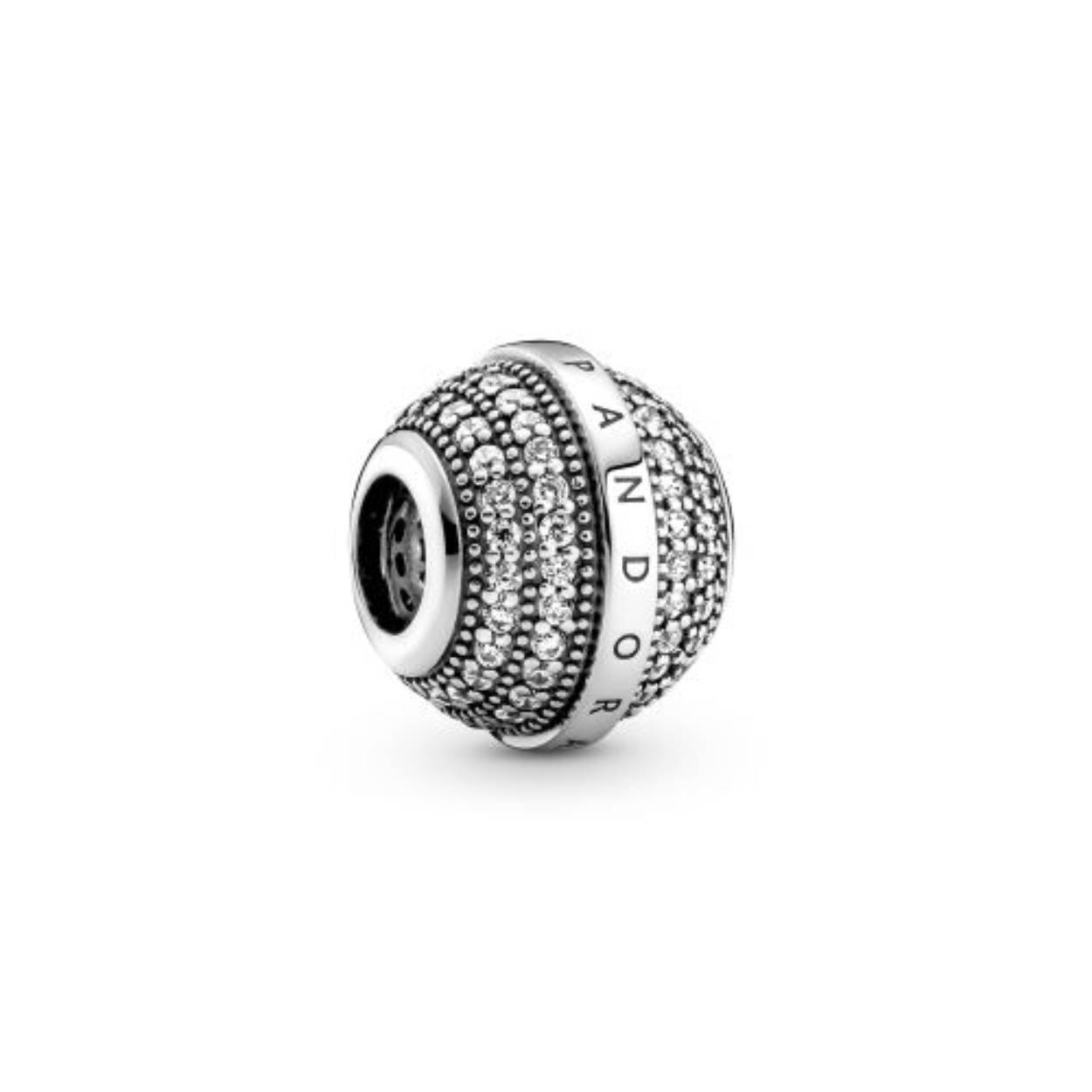 Adem eenvoudige elegantie met deze balbedel van sterlingzilver. De ronde bedel is voorzien van kenmerkende elementen uit onze sieradendesigns: zirkonia en het Pandora-logo. Het klassieke design is een duurzame toevoeging aan je collectie of een mooi cadeau voor een stijlvolle vriendin.