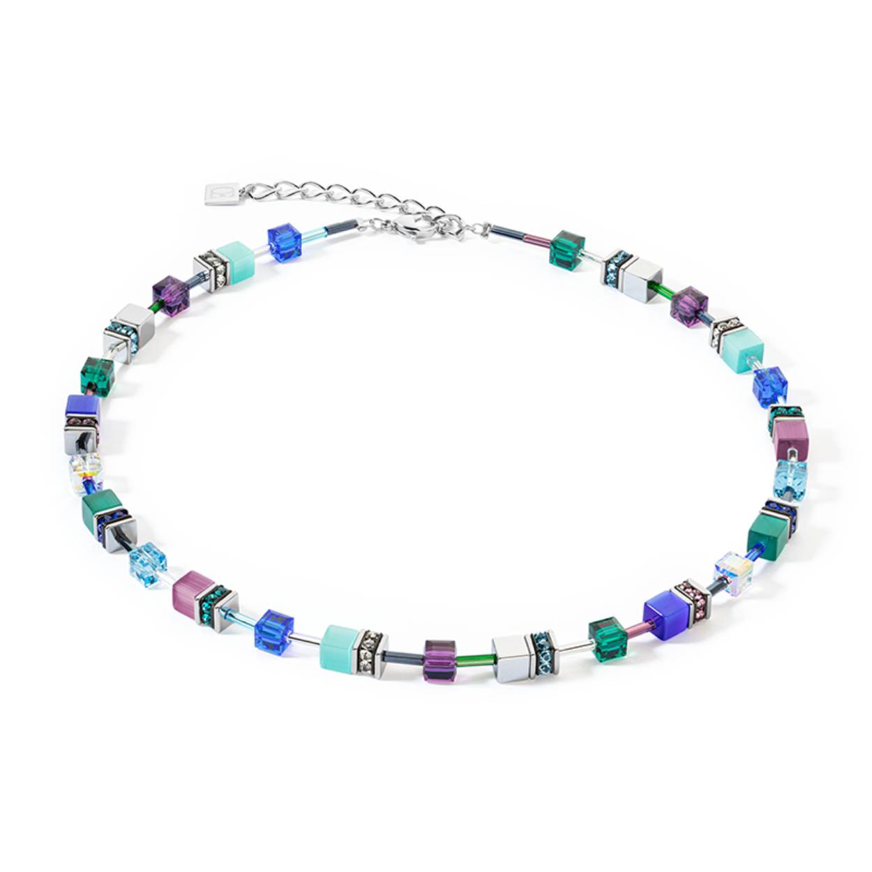 Deze GEOCUBE® Iconic ketting heeft een perfecte combinatie van turquoise en paarse elementen afgewerkt met zilverkleurige details. De prachtige kleuren en zorgvuldig gekozen details maken het de ideale ketting voor elke dag en elk seizoen.