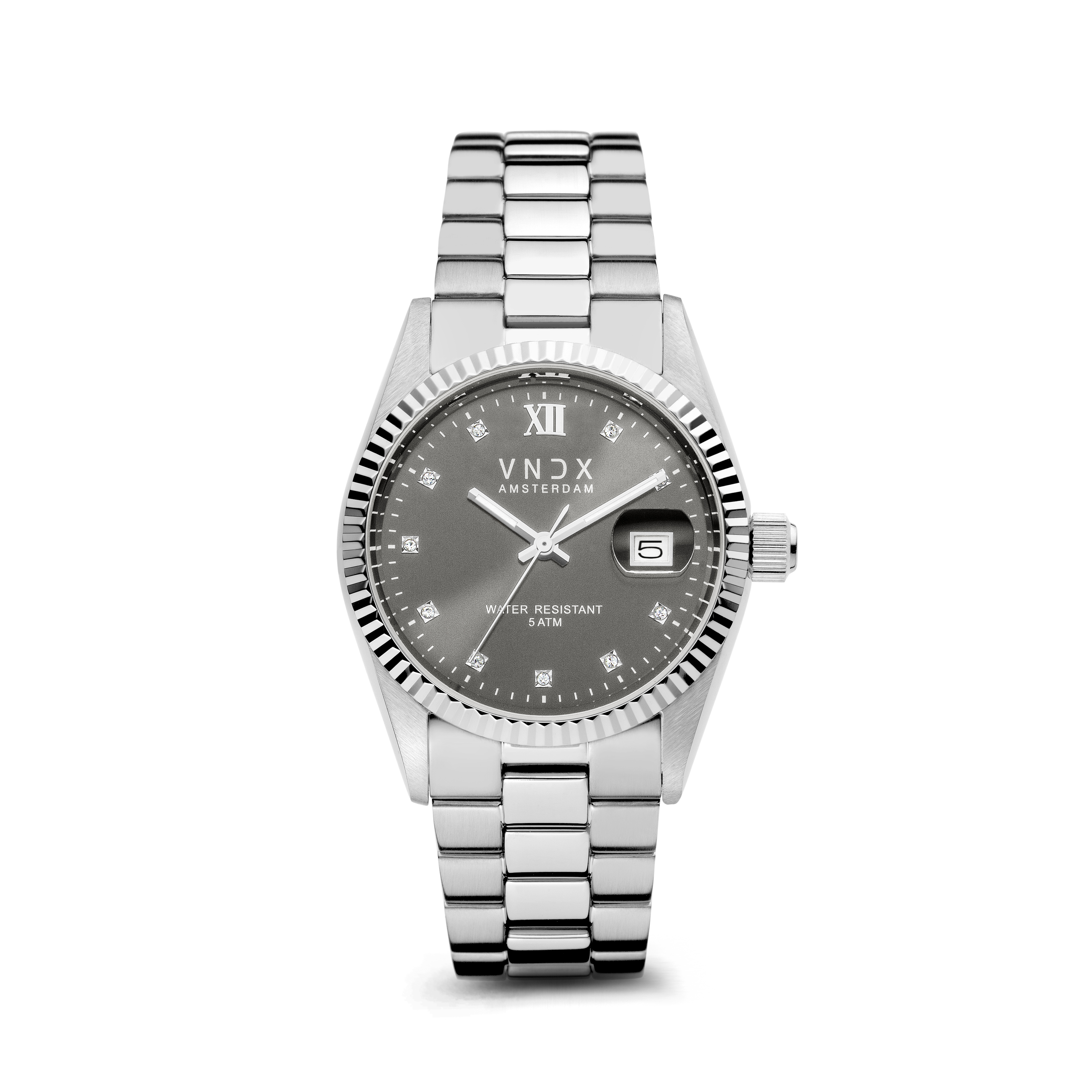 De Dare Devil Medium Zilver, het horloge dat tot in detail is gemaakt om perfect op je pols te vallen. De diameter van haar kast is 36 mm kwaliteit en daarmee de perfecte Medium. Met de roestvrijstalen schakelband kun je de Dare Devil perfect aanpassen op jouw polsmaat, zo ben jij één met je horloge.

Haar elegante design zorgt ervoor dat je Dare Devil fungeert als een eyecatcher bij je outfit. Wanneer je haar van dichterbij ontdekt, zie je; “The Devil in the detail.” Haar sprankelende grijze wijzerplaat is voorzien van een index met Swarovski steentjes.

Ben jij een Dare Devil die houd van feestjes of nachtelijke avonturen, ook dan zal de Dare Devil het perfecte horloge voor je zijn. Jouw Dare Devil is voorzien van lichtgevende wijzers, die zorgen voor een “Glow in the dark” effect. Zo zorgt je Dare Devil ervoor dat jij Never too late bent!

Wees jezelf, Creer je eigen stijl en kies je eigen pad! Just be a Dare Devil, It’s Never Too Late!