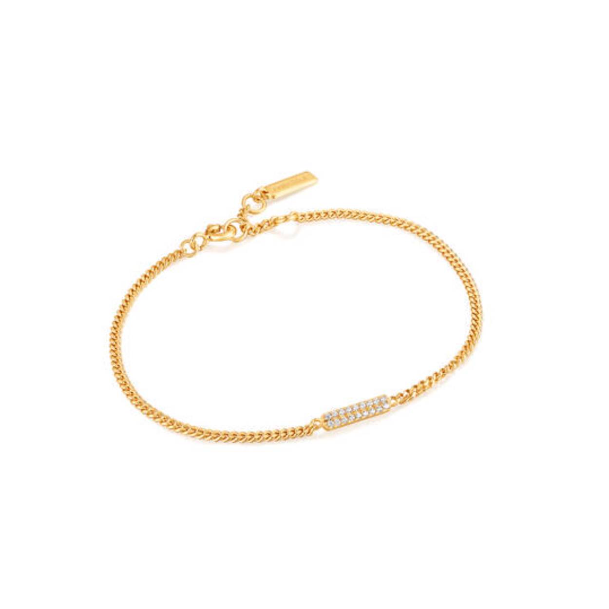 Glam Bar Bracelet
Het draait allemaal om versiering met deze armband van Ania Haie. De chique eigentijdse gourmet schakel wordt gecombineerd met een plaatje met hierin glinsterende zirkonia's. Helemaal volgens de sprankelde trend van dit seizoen! Style de jouwe met meerdere armbanden voor een prachtige avondlook. 

HET MERK
Geïnspireerd door de laatste fashion trends is Ania Haie het toonaangevende sieradenmerk voor hoogkwalitatieve maar ook betaalbare zilveren sieraden, zonder op de kwaliteit in te leveren. Iedere collectie is gebaseerd op de laatste catwalktrends, waardoor Ania Haie snel tot hét sieradenmerk voor stijlbewuste consumenten is verkozen. Elk sieraad wordt ontworpen om te combineren met andere sieraden waardoor je je eigen look kunt creëren. Maar ook zijn Ania Haie sieraden opvallend genoeg om op zichzelf te dragen. Sieraden uit de Ania Haie collectie zijn altijd gemaakt van 925 zilver met een finish van rhodium of van 14kt goud.

SPECIFICATIES
- Glam Bar Bracelet
- Armband
- 925 zilver met gold plating
- Lengte verstelbaar: 16,5 - 18,5cm
- AH B037-02G