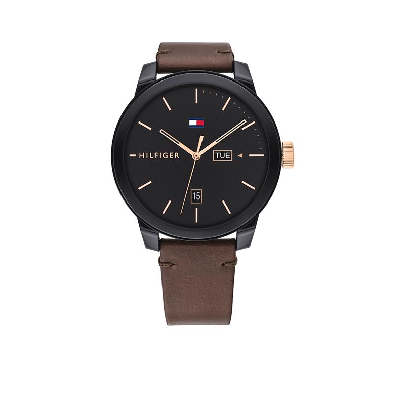 Dit Tommy Hilfiger horloge heeft een kunststof kast met een diameter van 44mm en is voorzien van een leren band. In de kast bevindt zich een kwaliteitsuurwerk en is afgewerkt met mineraalglas.

Het horloge is 3ATM. Dit betekent dat het horloge spatwaterdicht is. Verder wordt het horloge geleverd met 2 jaar wereldwijde garantie.