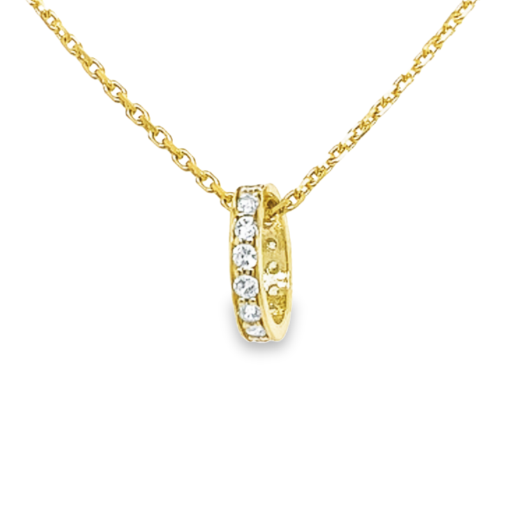 Deze geel gouden hanger is rond van vorm (net als een ring) zonder een plaatoog. De ringhanger valt hierdoor speels om een collier. Deze ringhanger is vol gezet met briljant geslepen zirkonia stenen.

Note: het kettinkje hoort niet bij de hanger, deze is enkel gebruikt voor de foto.