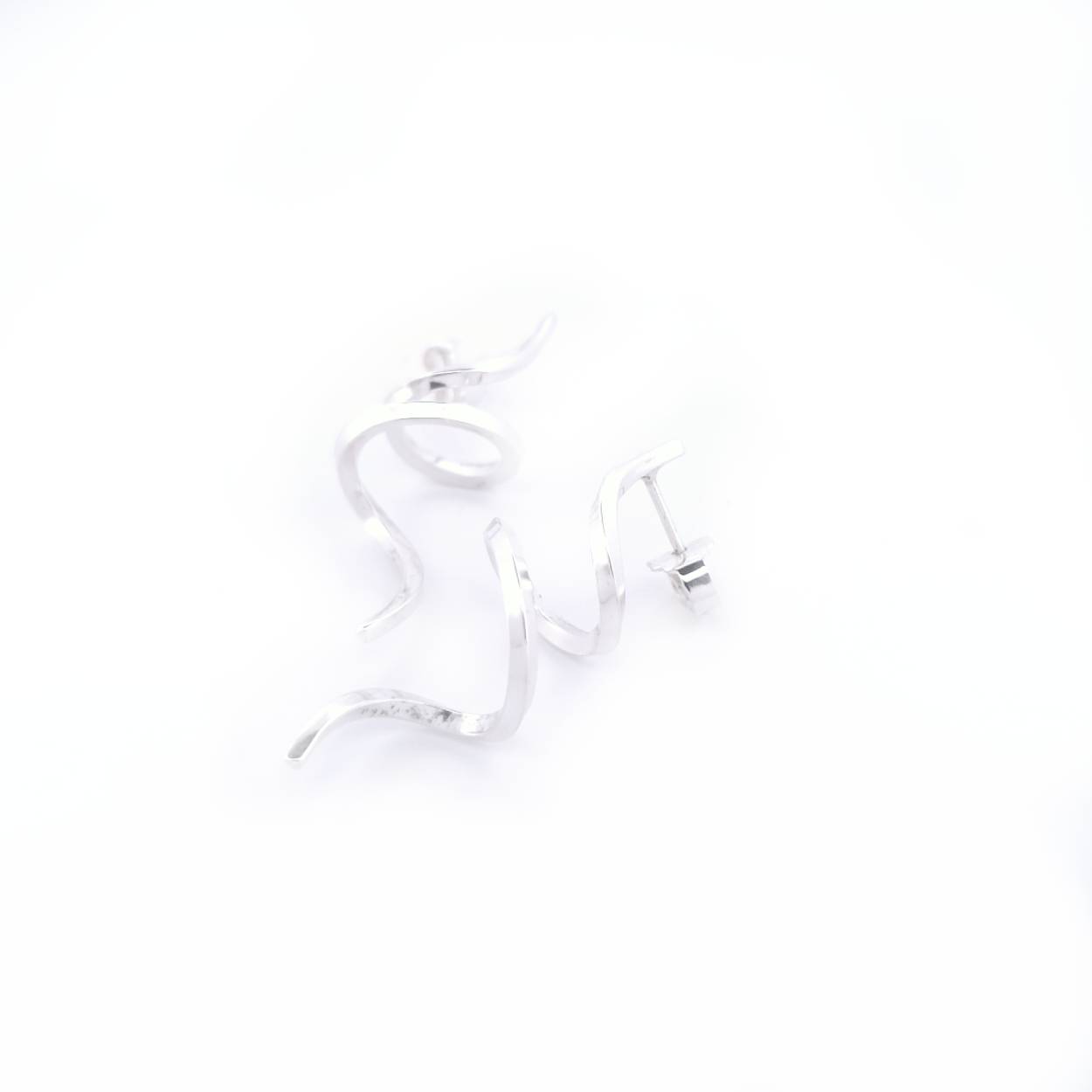 Sierlijke verfijnde draden laten deze ontwerpen voor zichzelf spreken. Met een letterlijke twist zijn deze sieraden goed draagbaar en makkelijk te combineren. Een energieke wikkel van sierlijkheid die jou laat stralen. Elk sieraad wordt met de hand gemaakt in ons eigen atelier en ontstaat spontaan op gevoel. Jouw Twist is dus altijd uniek.

Maak een afspraak en kom deze sierlijke oorstekers passen! Of bestel ze gelijk, dan sturen we deze mooi verpakt naar je toe.
