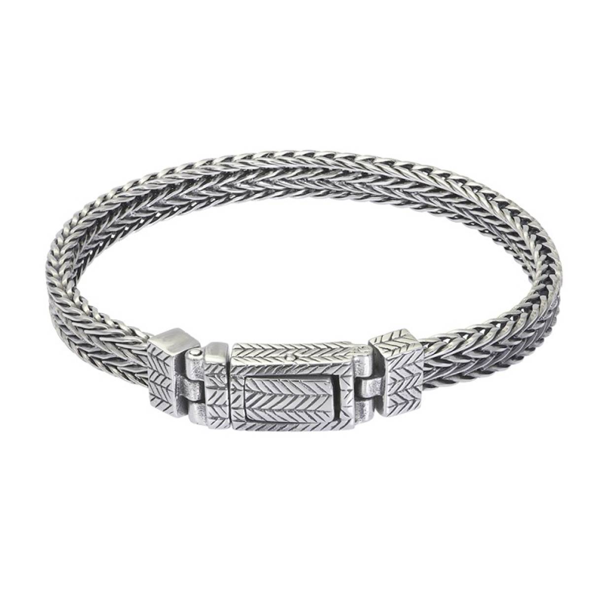 De iXXXi Men armband Brasilia is gemaakt van stainless steel in de kleur antiek zilver. De bracelet bestaat uit fijne schakels die door middel van een gevlochten design met elkaar verweven zijn.