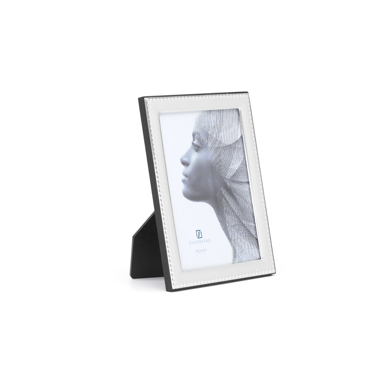 Zilverstad Premium is een collectie fotolijsten die op traditionele wijze in Italië wordt gemaakt. Alle fotolijsten zijn vervaardigd uit MIRO-SILVER®, een metaal met een oppervlaktebehandeling die een laag puur zilver 999,95 bevat. De coating heeft een grotere hardheid en biedt meer weerstand tegen oxidatie. De achterzijde van de fotolijsten is gemaakt van hout voor een luxe uitstraling. De Premium-collectie bevat modellen in diverse stijlen in de maten 10 x 15 cm en 13 x 18 cm.