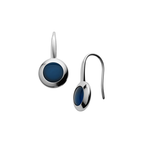 Edelstalen oorbellen met Franse haak en donkerblauw seaglas.
Originele en moderne dames oorbellen van Skagen, een fashionable accessoire voor elke gelegenheid. In het trendy zilver en blauw een subtiele en unieke aanvulling op jouw outfit.