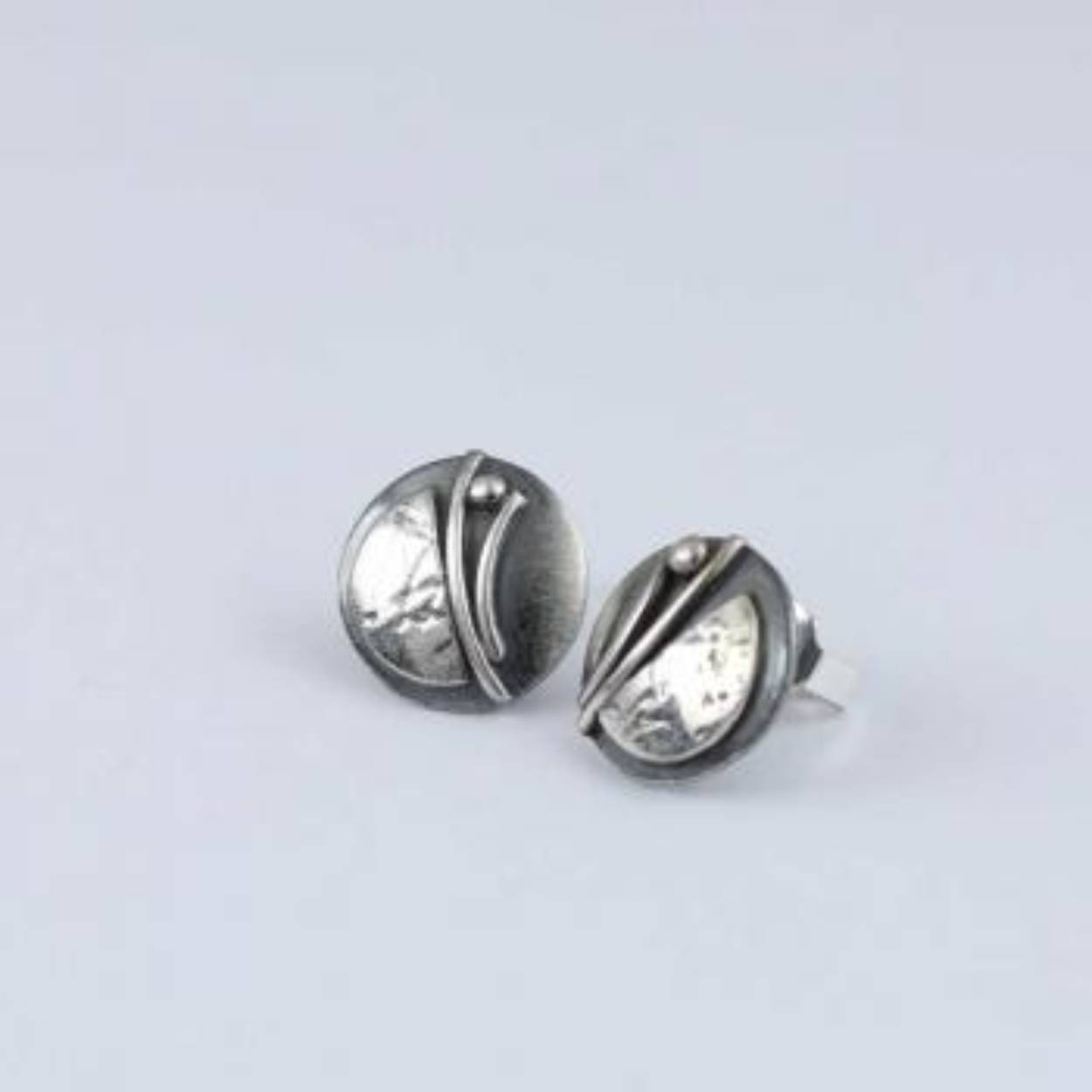 Buttner Schmuck handgemaakte sieraden vervaardigd in een klein atelier uit de Harz, zilveren oorstekers.