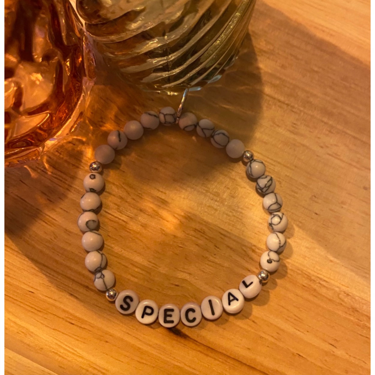 Lief armbandje met natuurstenen en een Positieve tekst om jezelf of iemand anders te motiveren om positief naar jezelf te kijken en elk moment van de dag eraan herinnerd te worden dat jij speciaal bent!!