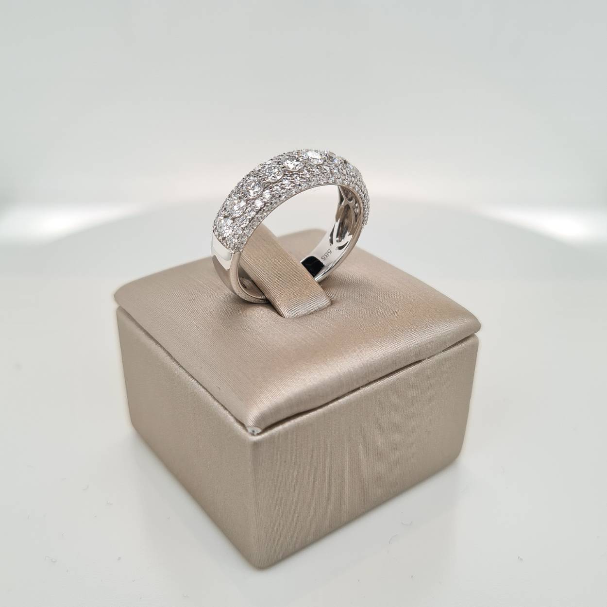 Prachtige 14krt witgouden fantasie ring met diamant, 1,36crt G VSi. De maat van de ring is 54 (17 1/4). Heeft u een andere maat, neem dan gerust contact met ons op.
