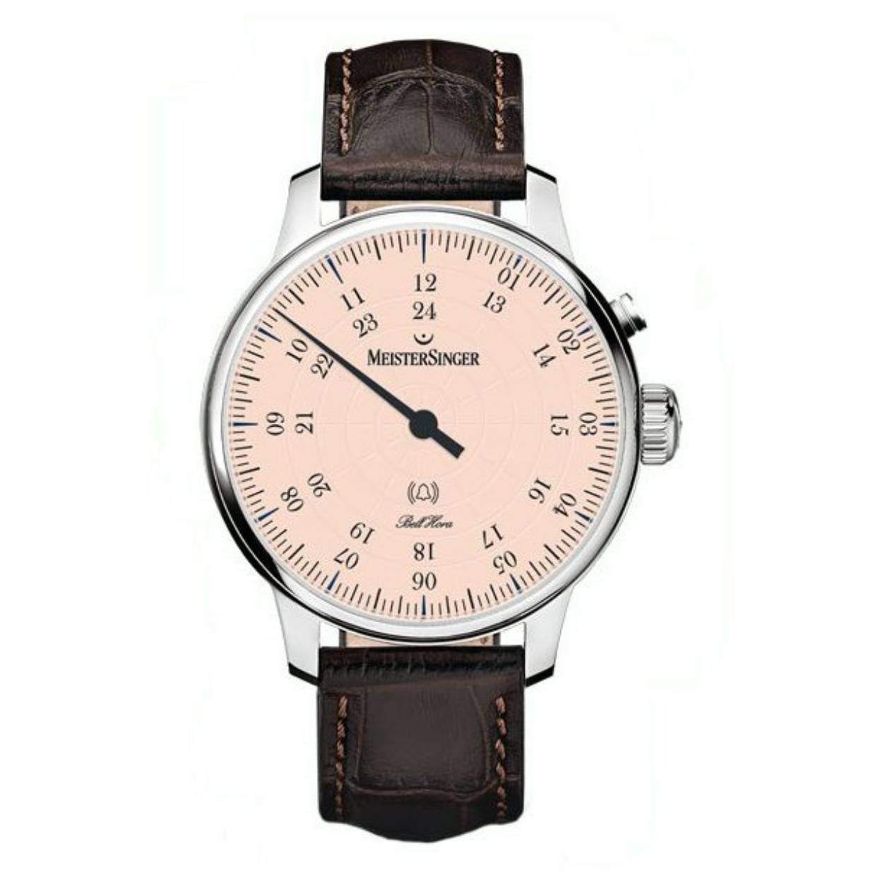 Dit Meistersinger horloge behoort tot de Bell Hora collectie.
Referentienummer: BH0913

De Meistersinger is voorzien van een automatisch uurwerk en de kast is gemaakt van roestvrij staal. Het horloge heeft een diameter van 43 mm en is getest op een waterdichtheid van 5 ATM. De band is gemaakt van echt leer.

Het Bell Hora-model doet een praktisch vergeten complicatie herleven - de "Sonnerie au passage". Precies op het uur produceert het horloge een vriendelijke bel, waarbij de drager wordt gewaarschuwd voor het verstrijken van de tijd zonder naar de wijzerplaat te hoeven kijken. Anders dan kerkklokken slaat de Bell Hora slechts één keer toe en vertelt zijn drager dat er net een nieuw uur is begonnen, volledig "en passant".
Met een poussoir boven de kroon (om 2 uur) kan de gong van de Bell Hora eenvoudig worden
uitgeschakeld. Een zwarte markering laat in één oogopslag zien of het horloge op het uur rinkelt of stil blijft.
