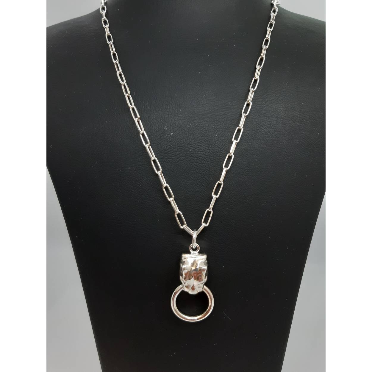 Deze zilveren ketting modelnummer BREA-0002080 is gemaakt van 925 sterling zilver, heeft een glanzende afwerking en is wit van kleur. Met een lengte van 47 cm en een totaal gewicht van 925 kt, is het perfect voor zowel dagelijks gebruik als speciale gelegenheden. Combineer met een elegante hanger voor een stijlvolle look.