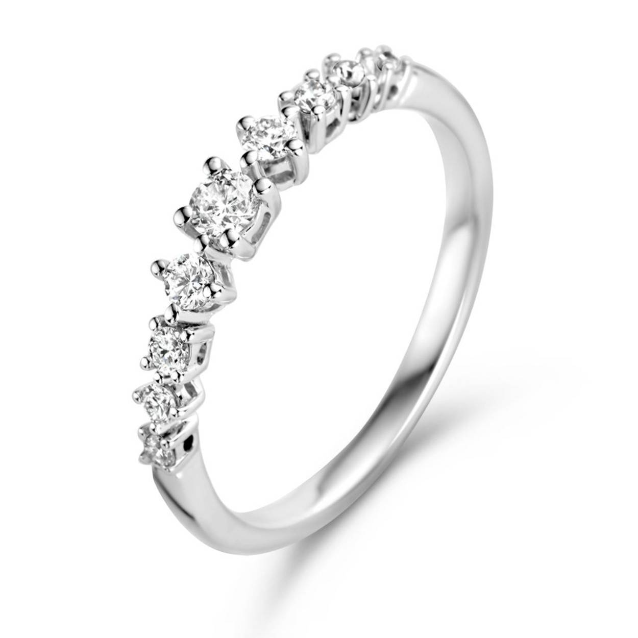 Ring witgoud briljant 0.32 crt.
Witgouden rijring met briljant geslepen diamanten in speelse zetting.