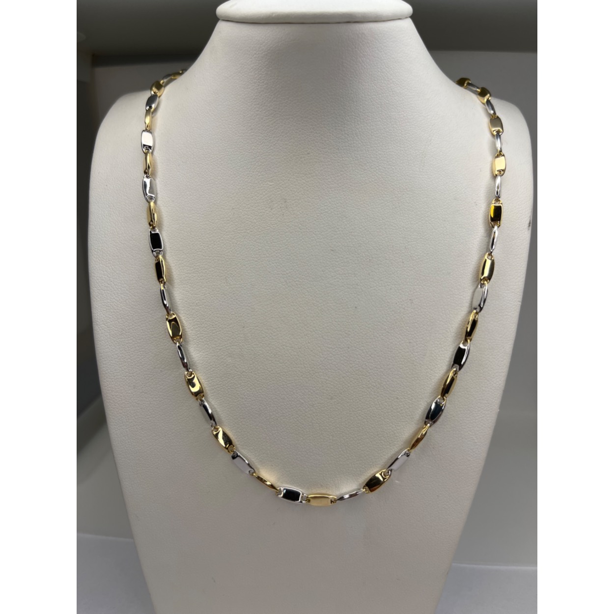 Bico collier platte ovale schakel met om en om een gele en dan een witte schakel.