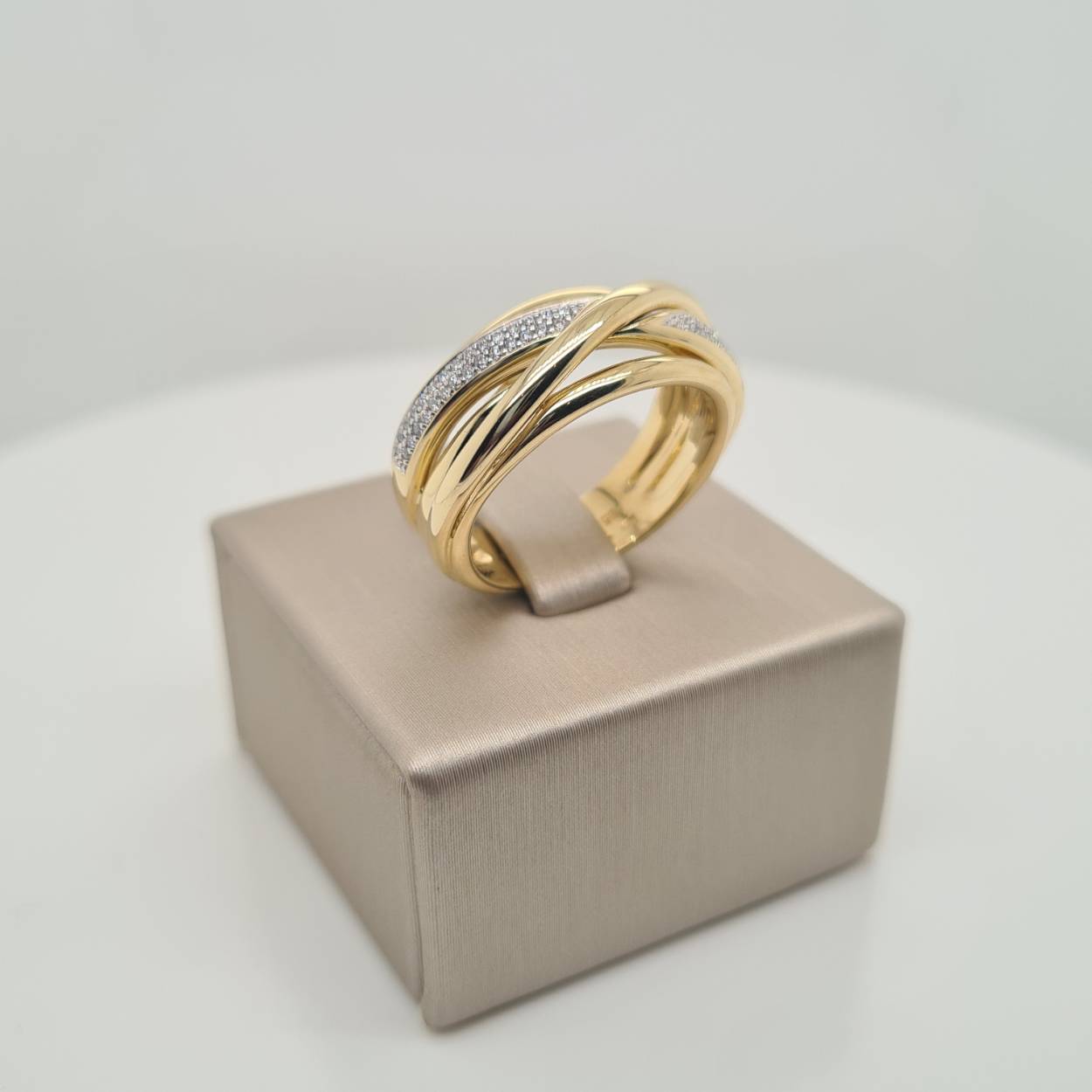 Prachtige 14krt gouden ring met diamanten 0,2crt H Si.

Deze ring is maat 55 (17,5), heeft u interesse in een andere maat? Neem dan contact met ons op