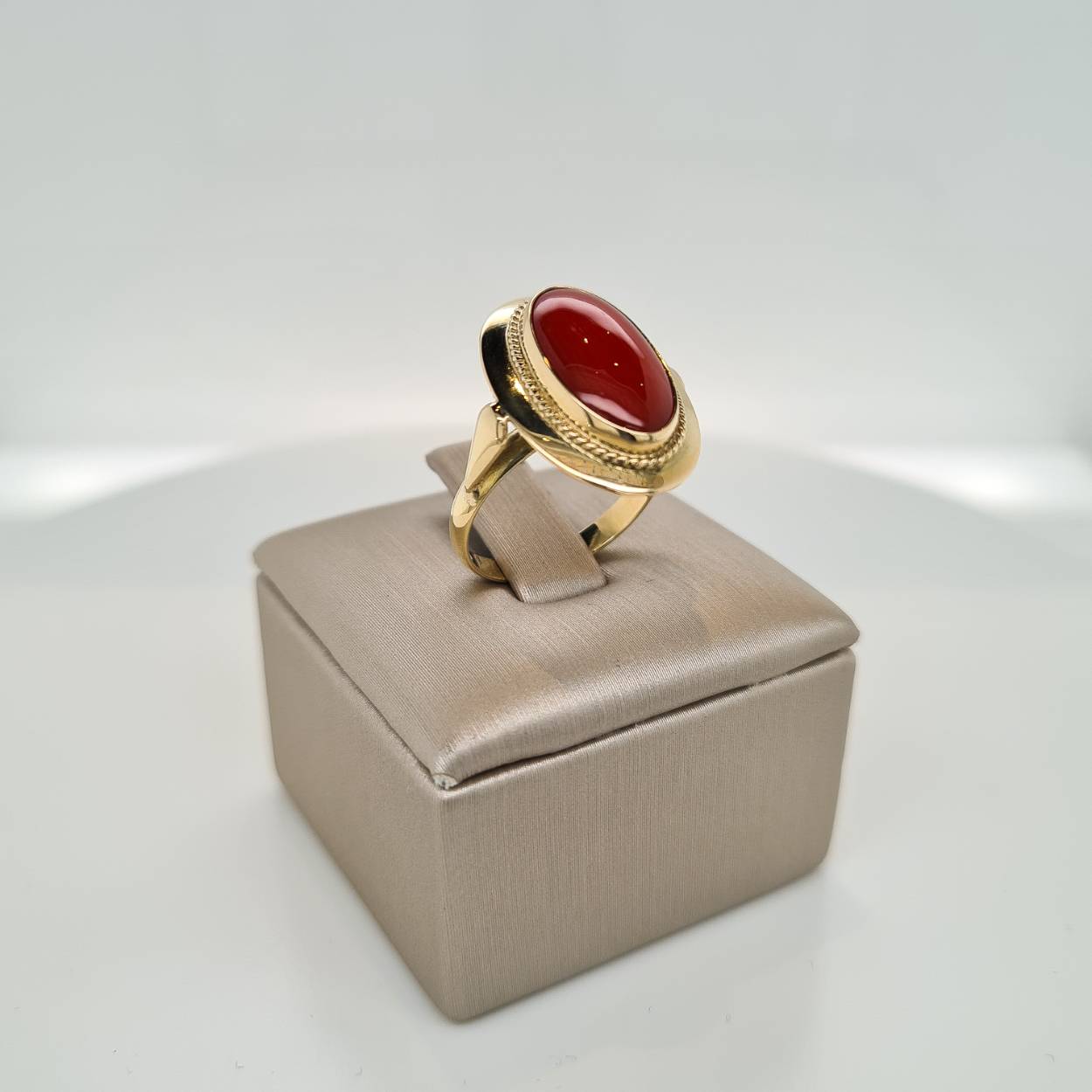 Ring 14 karaat goud gezet met echte bloedkoralen. De ring is in maat 16.